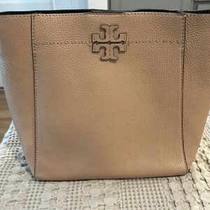 Beautiful Tory Burch bucket bag